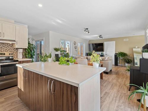 Kitchen - 23 Rue De La Montagne-Verte, Sainte-Marguerite-Du-Lac-Masson, QC - Indoor Photo Showing Kitchen