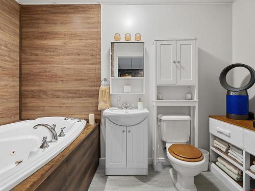 Bathroom - 23 Rue De La Montagne-Verte, Sainte-Marguerite-Du-Lac-Masson, QC - Indoor Photo Showing Bathroom