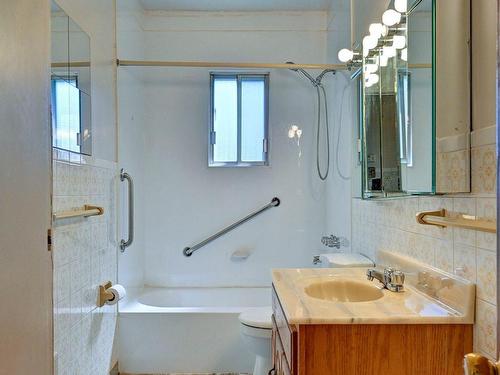 Bathroom - 7950 6E Avenue, Montréal (Villeray/Saint-Michel/Parc-Extension), QC - Indoor Photo Showing Bathroom