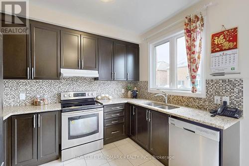 32 Hyacinth St, Markham, ON - Indoor Photo Showing Kitchen With Double Sink With Upgraded Kitchen