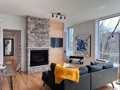 Salon - 137 Rue Sigouin, Mont-Tremblant, QC - Indoor Photo Showing Living Room With Fireplace
