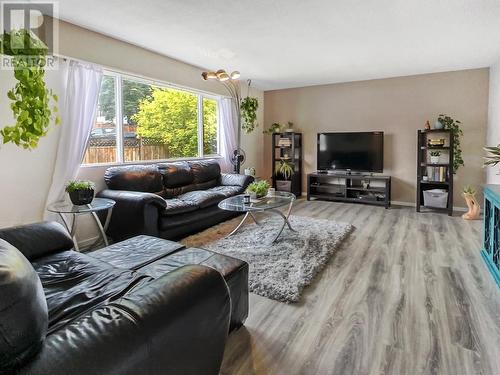 112 Conrad Crescent, Williams Lake, BC - Indoor Photo Showing Living Room