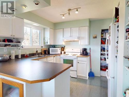 7105 Hazelton Street, Powell River, BC - Indoor Photo Showing Kitchen With Double Sink