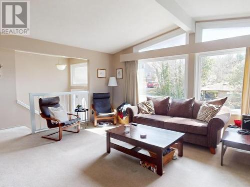 7105 Hazelton Street, Powell River, BC - Indoor Photo Showing Living Room