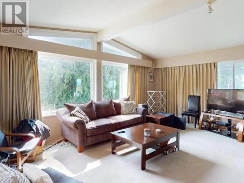 7105 Hazelton Street, Powell River, BC - Indoor Photo Showing Living Room