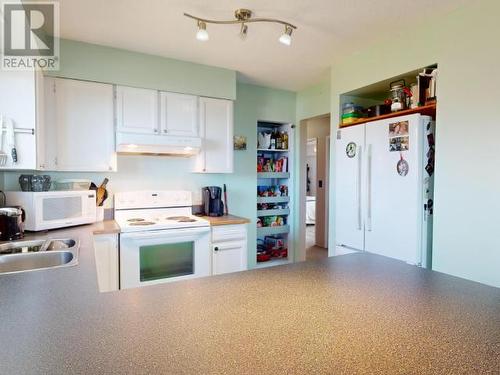 7105 Hazelton Street, Powell River, BC - Indoor Photo Showing Kitchen