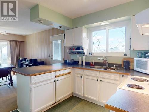 7105 Hazelton Street, Powell River, BC - Indoor Photo Showing Kitchen With Double Sink