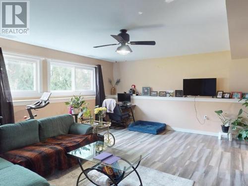 7105 Hazelton Street, Powell River, BC - Indoor Photo Showing Living Room