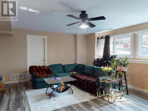 7105 Hazelton Street, Powell River, BC - Indoor Photo Showing Living Room