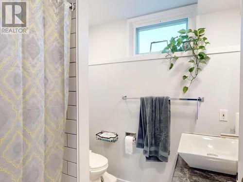 7105 Hazelton Street, Powell River, BC - Indoor Photo Showing Bathroom