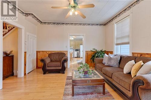 193 Foymount Road, Eganville, ON - Indoor Photo Showing Living Room