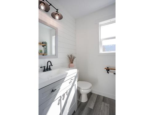5820 Woodland Drive, Taghum, BC - Indoor Photo Showing Bathroom