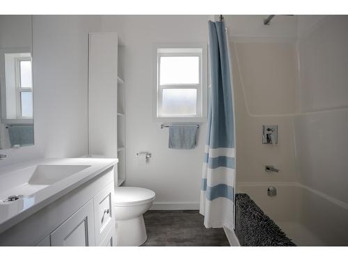 5820 Woodland Drive, Taghum, BC - Indoor Photo Showing Bathroom