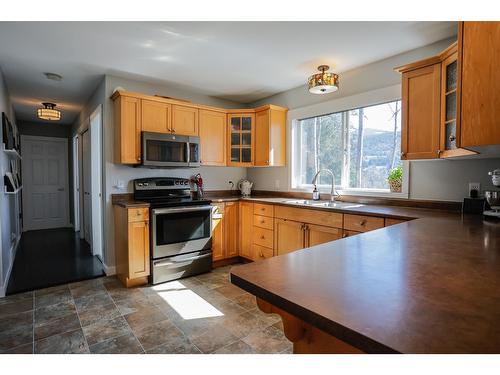 5820 Woodland Drive, Taghum, BC - Indoor Photo Showing Kitchen