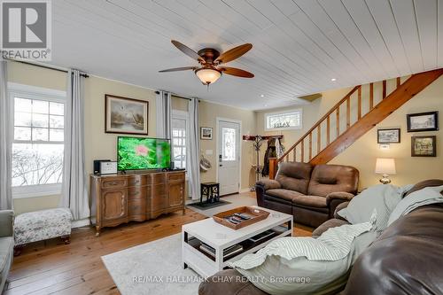 1108 Milford Bay Rd, Muskoka Lakes, ON - Indoor Photo Showing Living Room