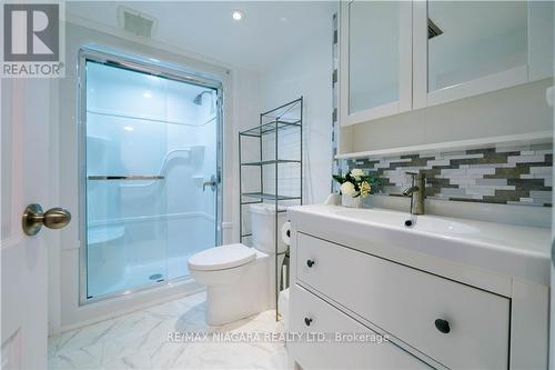 10 Dixie Ave, Niagara-On-The-Lake, ON - Indoor Photo Showing Bathroom