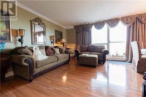 #904 -15 Towering Heights Blvd, St. Catharines, ON - Indoor Photo Showing Living Room