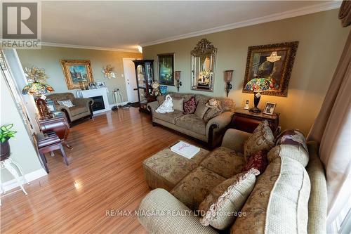 #904 -15 Towering Heights Blvd, St. Catharines, ON - Indoor Photo Showing Living Room