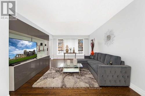 104 Topcliff Avenue, Toronto, ON - Indoor Photo Showing Living Room