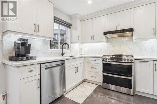 6525 Warbler Lane, Mississauga, ON - Indoor Photo Showing Kitchen With Upgraded Kitchen