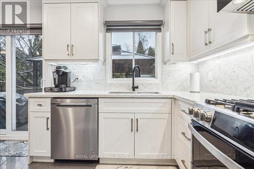 6525 Warbler Lane, Mississauga, ON - Indoor Photo Showing Kitchen With Upgraded Kitchen