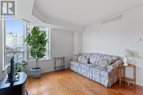 #303 -5 Emerald Lane, Vaughan, ON - Indoor Photo Showing Living Room