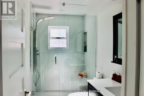 8 South Street W, Orillia, ON - Indoor Photo Showing Bathroom