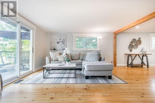 157 Woodland Drive, Wasaga Beach, ON - Indoor Photo Showing Living Room