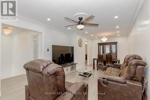 7277 Redfox Rd, Mississauga, ON - Indoor Photo Showing Living Room
