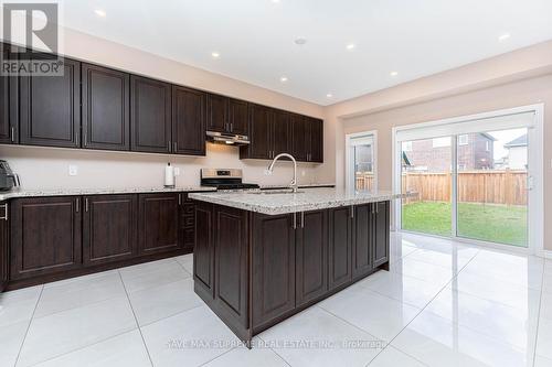 950 Cole St, Innisfil, ON - Indoor Photo Showing Kitchen With Upgraded Kitchen