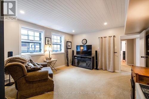 17050 Old Simcoe Rd, Scugog, ON - Indoor Photo Showing Living Room