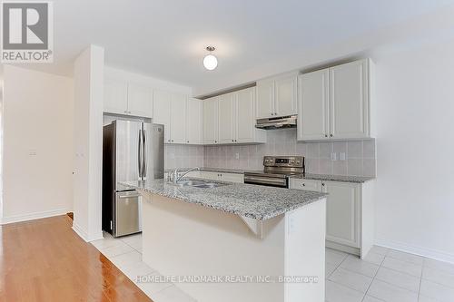 31 Ducharme Drive, Richmond Hill, ON - Indoor Photo Showing Kitchen With Upgraded Kitchen