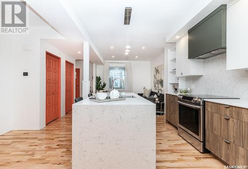 335 E Avenue S, Saskatoon, SK - Indoor Photo Showing Kitchen With Upgraded Kitchen