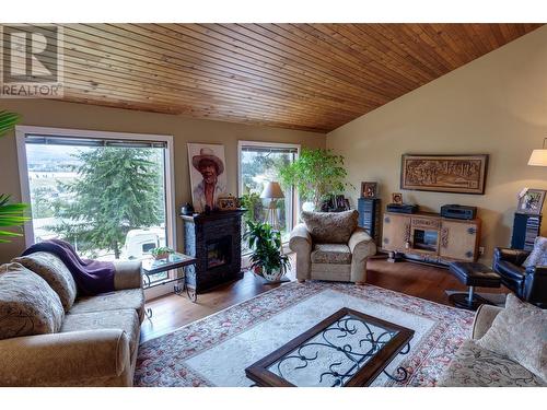 1634 Scott Crescent, West Kelowna, BC - Indoor Photo Showing Living Room With Fireplace