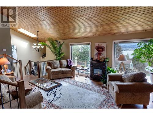 1634 Scott Crescent, West Kelowna, BC - Indoor Photo Showing Living Room With Fireplace