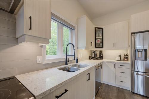 3526 Canfield Crescent, Stevensville, ON - Indoor Photo Showing Kitchen With Double Sink With Upgraded Kitchen