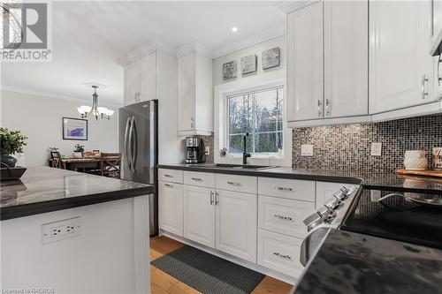 23 Pierce Street N, South Bruce Peninsula, ON - Indoor Photo Showing Kitchen With Upgraded Kitchen