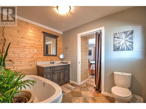 3585 Dunkley Drive, Armstrong, BC - Indoor Photo Showing Bathroom