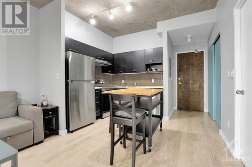 Mobile kitchen island with breakfast bar, ample counterspace in kitchen area, and BRAND NEW kitchen appliances! - 179 George Street Unit#509, Ottawa, ON - Indoor Photo Showing Kitchen