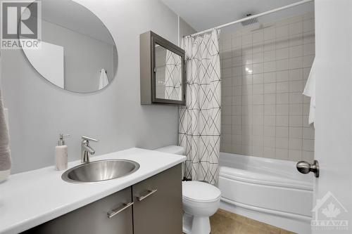 Neutral tones in bathroom. - 179 George Street Unit#509, Ottawa, ON - Indoor Photo Showing Bathroom