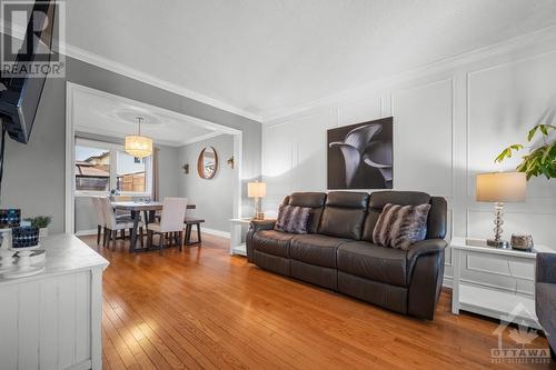 686 Morewood Crescent, Ottawa, ON - Indoor Photo Showing Living Room