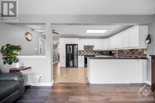 686 Morewood Crescent, Ottawa, ON - Indoor Photo Showing Kitchen