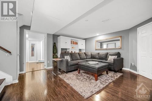 686 Morewood Crescent, Ottawa, ON - Indoor Photo Showing Living Room
