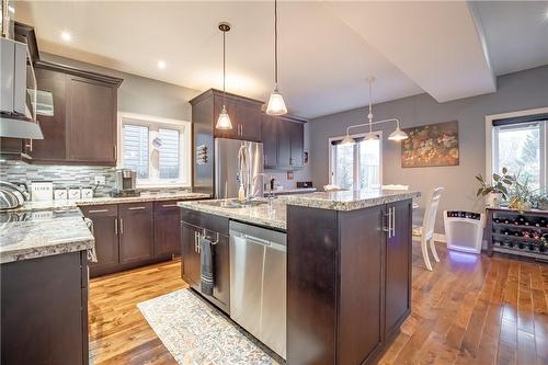 677 Central Avenue, Fort Erie, ON - Indoor Photo Showing Kitchen With Upgraded Kitchen