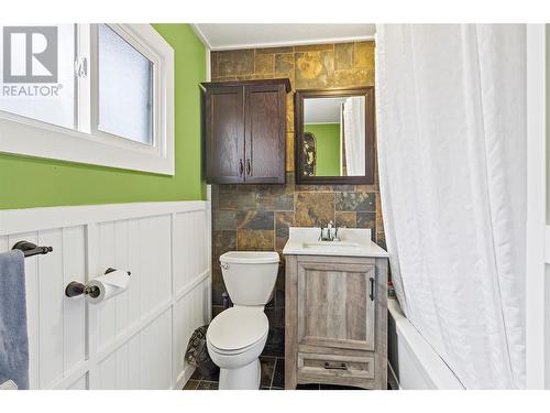 291 7 Street Se, Salmon Arm, BC - Indoor Photo Showing Bathroom