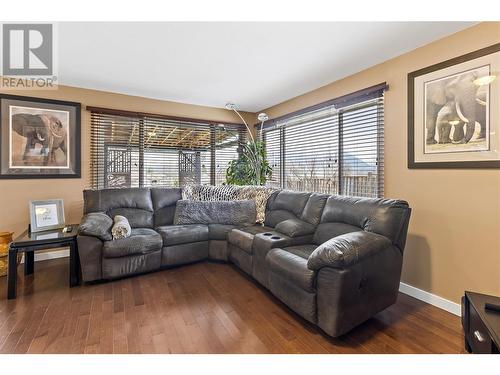 291 7 Street Se, Salmon Arm, BC - Indoor Photo Showing Living Room