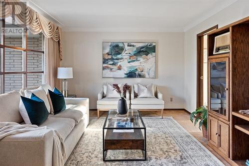 1075 Frank Avenue, Windsor, ON - Indoor Photo Showing Living Room