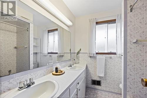1075 Frank Avenue, Windsor, ON - Indoor Photo Showing Bathroom