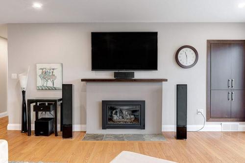 798 King Road, Burlington, ON - Indoor Photo Showing Living Room With Fireplace