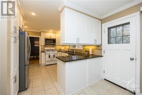 22 Cortleigh Drive, Ottawa, ON - Indoor Photo Showing Kitchen With Upgraded Kitchen